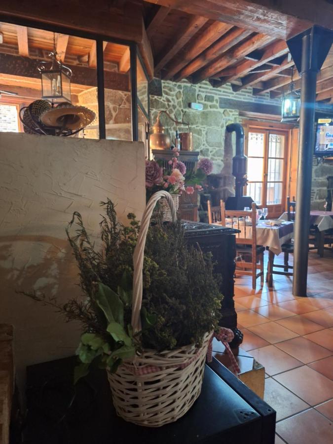 Hostal El Patio Restaurante San Bartolomé de Pinares Buitenkant foto